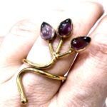 Δαχτυλίδι από μπρούτζο σε σχήμα κλαδί με πετρούλες από αμέθυστο