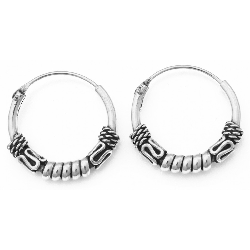 ka-455-silver-earings-bali-style-1,5-x-16mm Σκουλαρίκι κρίκος ασημι με σχέδιο πλεξούδα και μαίανδρο μικρό στο κέντρο μπαλινέζικο