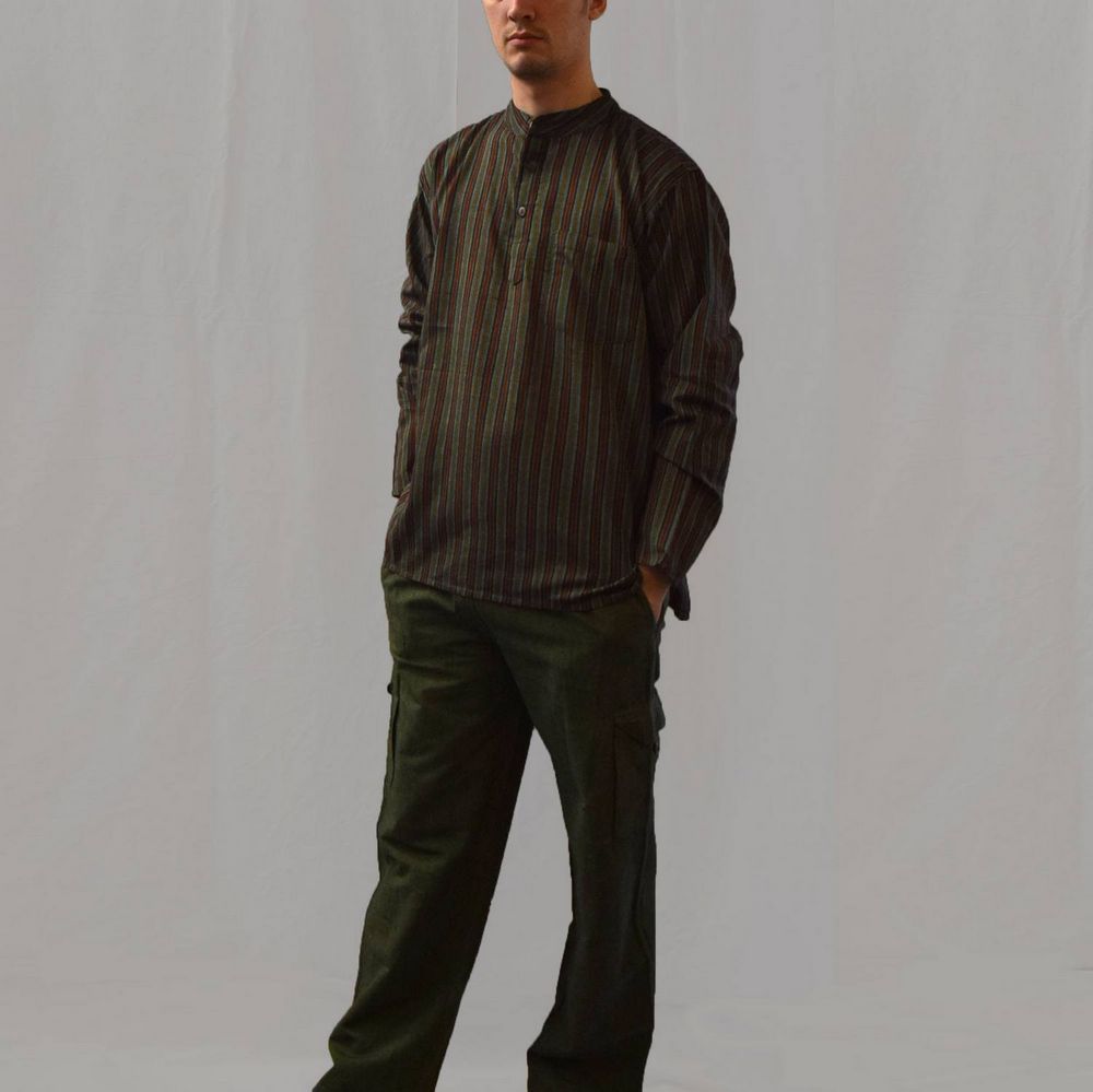 πουκαμίσα αντρική με μάο γιακά και τρία κουμπάκια σε πράσινο με κόκκινη ρίγα από βαμβάκι νεπαλέζικο πουκαμίσα αντρική με μάο γιακά και τρία κουμπάκια σε πράσινο χρώμα με κόκκινη ρίγα από βαμβάκι νεπαλέζικο