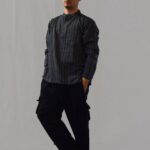 πουκαμίσα αντρική με μάο γιακά και τρία κουμπάκια σε μαύρο χρώμα με γκρί ρίγα από βαμβάκι νεπαλέζικο