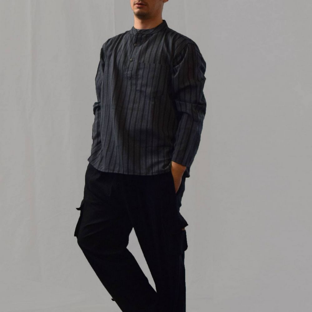 πουκαμίσα αντρική με μάο γιακά και τρία κουμπάκια σε μαύρο χρώμα με γκρί ρίγα από βαμβάκι νεπαλέζικο πουκαμίσα αντρική με μάο γιακά και τρία κουμπάκια σε μαύρο χρώμα με γκρί ρίγα από βαμβάκι νεπαλέζικο