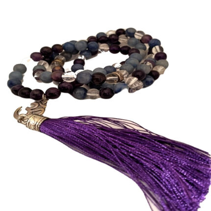 Μάλα από αμέθυστο , αβεντουρίνη, και λευκό χαλάζί με μενταγιόν ομ στο τελείωμα