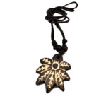 Μενταγιόν κοκκάλινο σε μαύρο χρώμα σχέδιo φύλλο με κορδόνι από Νεπάλ