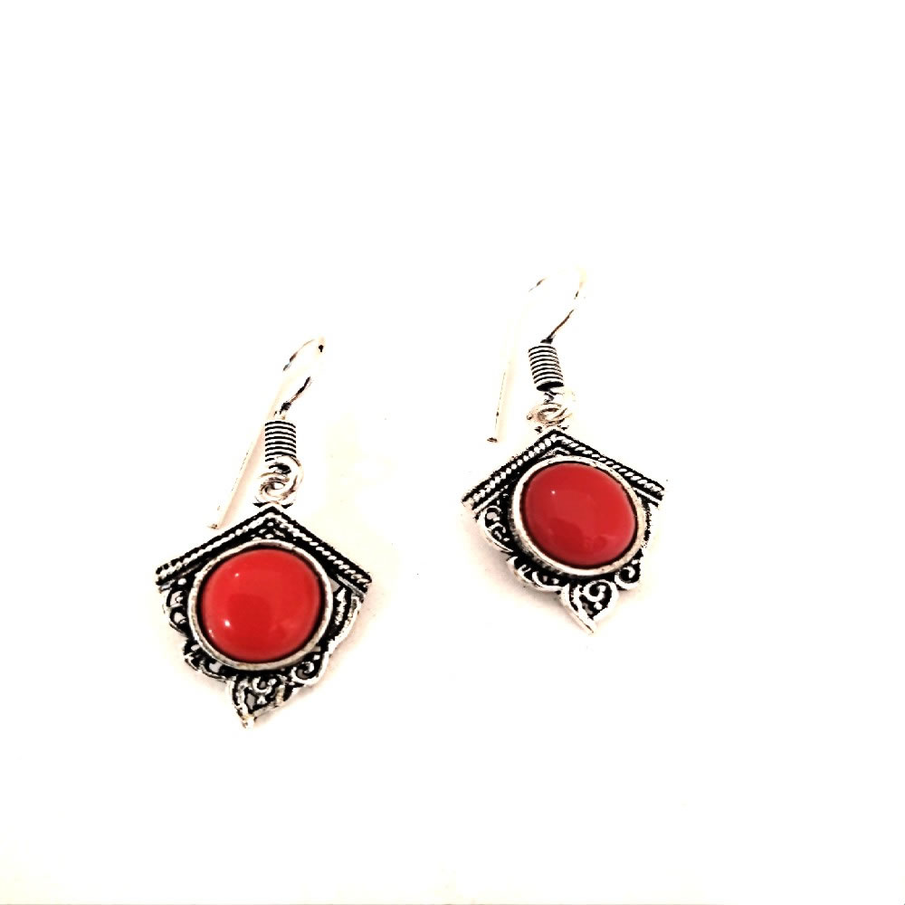 wber-221-a-white-brass-earrings-geom-coral Σκουλαρίκια έθνικ από λευκό μπρούτζο κρεμαστό σχέδιο τρίγωνο με ημιπολύτιμη πέτρα κοράλι