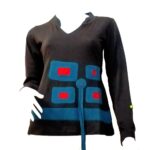 Μπλούζα σε μαύρο χρώμα και γιακά με V λαιμόκοψη με σχέδια πάτσγουορκ μπλέ ορθογώνια