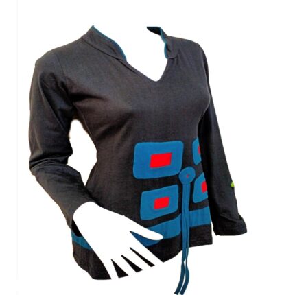 Μπλούζα σε μαύρο χρώμα και γιακά με V λαιμόκοψη με σχέδια πάτσγουορκ μπλέ ορθογώνια