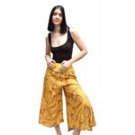 Παντελόνα από ύφασμα ρεγιον , σε κίτρινο ώχρα χρώμα με σχέδια κυματισμούς
