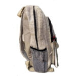 Τσάντα πλάτης σε μεγάλο μέγεθος από κλωστική κάνναβη άνετη εφαρμογή με ρυθμιζόμενους ιμάντες και πολλόυς αποθηκευτικούς χώρους σε χρώμα μπεζ με κόκκινο και σχέδια το σήμα της ειρήνης.