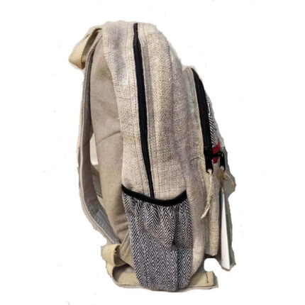 Τσάντα πλάτης σε μεγάλο μέγεθος από κλωστική κάνναβη άνετη εφαρμογή με ρυθμιζόμενους ιμάντες και πολλόυς αποθηκευτικούς χώρους σε χρώμα μπεζ με κόκκινο και σχέδια το σήμα της ειρήνης.