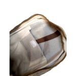 Τσάντα πλάτης σε μεγάλο μέγεθος από κλωστική κάνναβη άνετη εφαρμογή με ρυθμιζόμενους ιμάντες και πολλόυς αποθηκευτικούς χώρους σε χρώμα μπεζ με κόκκινο και σχέδια το σήμα της ειρήνης.