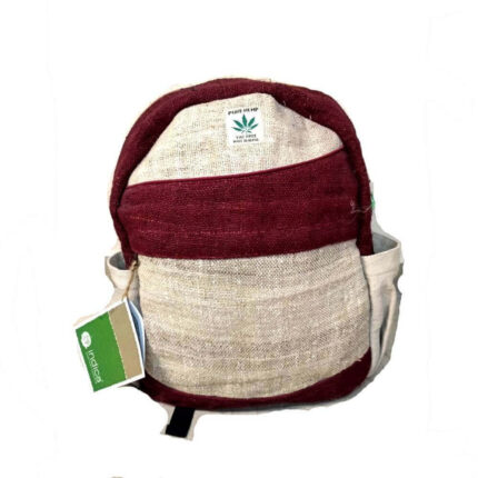 Τσάντα πλάτης σε μεγάλο μέγεθος από κλωστική κάνναβη άνετη εφαρμογή με ρυθμιζόμενους ιμάντες και πολλόυς αποθηκευτικούς χώρους σε χρώμα μπεζ με μπορντώ