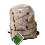 Τσάντα πλάτης σε μεγάλο μέγεθος από κλωστική κάνναβη άνετη εφαρμογή με ρυθμιζόμενους ιμάντες και πολλόυς αποθηκευτικούς χώρους σε χρώμα μπεζ με λεπτομέρειες κόκκινο κορδόνι.