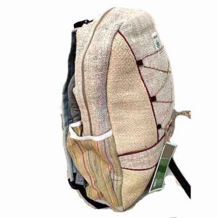 Τσάντα πλάτης σε μεγάλο μέγεθος από κλωστική κάνναβη άνετη εφαρμογή με ρυθμιζόμενους ιμάντες και πολλόυς αποθηκευτικούς χώρους σε χρώμα μπεζ με λεπτομέρειες κόκκινο κορδόνι.