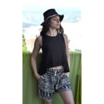 Γυναικείο σόρτς κοντό με λάστιχο στη μέση και κορδόνι σε μαύρο χρώμα με μοτίβα λευκά από ρεγιόν χειροποίητα από Ταϊλάνδη