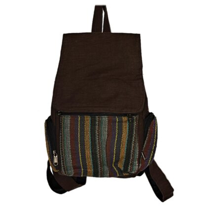 Βαμβακερή τσάντα πλάτης σε καφέ χρώμα και ρίγες χρωματιστές στο μπροστινό μέρος με τρεις εξωτερικές τσέπες και μια μεγάλη εσωτερική