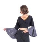 Platinum fashion μπλούζα σε μαύρο χρώμα χειμερινή τοπ κροαζε με λουλούδια και μανίκι καμπάνα