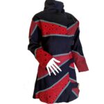 Γυναικείο ημίπαλτο τζάκετ από βαμβάκι με επένδυση φλις, κλέινει εσωτερικά με φερμουάρ και εξωτερικά με κουμπιά σε υπέροχο μαύρο χρώμακαι κοκκινα με γκρί μοτίβα