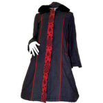 Γυναικείο ημίπαλτο τζάκετ από βαμβάκι με επένδυση φλις, κλέινει εσωτερικά με φερμουάρ σε υπέροχο μαύρο χρώμα και κοκκινα μοτίβα