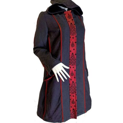 Γυναικείο ημίπαλτο τζάκετ από βαμβάκι με επένδυση φλις, κλέινει εσωτερικά με φερμουάρ σε υπέροχο μαύρο χρώμα και κοκκινα μοτίβα