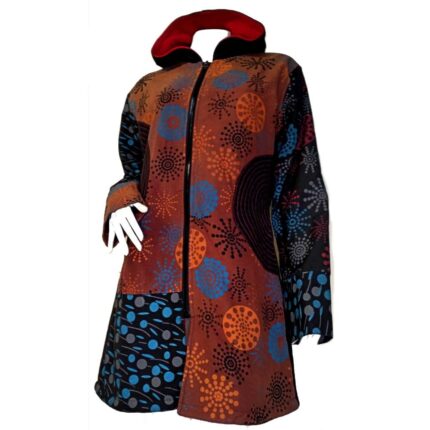 Γυναικείο ημίπαλτο τζάκετ από βαμβάκι με επένδυση φλις, κλέινει με φερμουάρ σε μαύρο χρώμα και χρωματιστά μοτίβα σε όλο το μπροστινό μέρος διαθέτει και κουκούλα