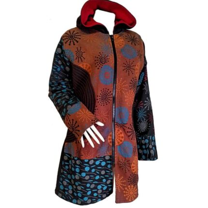 Γυναικείο ημίπαλτο τζάκετ από βαμβάκι με επένδυση φλις, κλέινει με φερμουάρ σε μαύρο χρώμα και χρωματιστά μοτίβα σε όλο το μπροστινό μέρος διαθέτει και κουκούλα