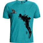 Ανδρικό tshirt της εταιρίας Replica από οργανικό βαμβάκι και στάμπα με οικολογική μεταξοτυπία νεροχρώματος σε γαλάζιο χρώμα με σχέδιο δύτης με καρέτα καρέτα