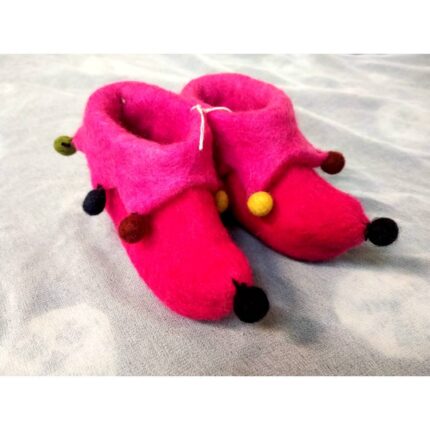 Παντοφλάκια μωρού από φυσικό μαλλί με την τεχνική felt σε ροζ χρώμα και χρωματιστά πον πον