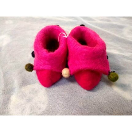 Παντοφλάκια μωρού από φυσικό μαλλί με την τεχνική felt σε ροζ χρώμα και χρωματιστά πον πον