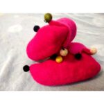 Παντοφλάκια μωρού από φυσικό μαλλί με την τεχνική felt σε ροζ χρώμα και χρωματιστά πον πον