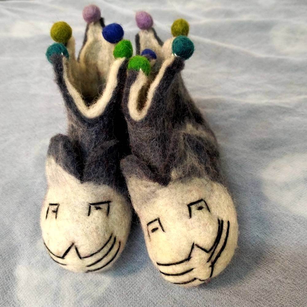 Παντοφλάκια μωρού από φυσικό μαλλί με την τεχνική felt ποντικάκι γκρί και χρωματιστά πον πον Παντοφλάκια μωρού από φυσικό μαλλί με την τεχνική felt ποντικάκι γκρί και χρωματιστά πον πον