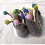 Παντοφλάκια μωρού από φυσικό μαλλί με την τεχνική felt ποντικάκι γκρί και χρωματιστά πον πον