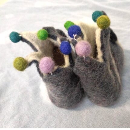 Παντοφλάκια μωρού από φυσικό μαλλί με την τεχνική felt ποντικάκι γκρί και χρωματιστά πον πον