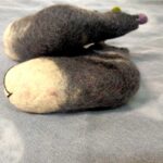 Παντοφλάκια μωρού από φυσικό μαλλί με την τεχνική felt ποντικάκι γκρί και χρωματιστά πον πον