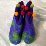 Παντοφλάκια μωρού από φυσικό μαλλί με την τεχνική felt ξωτικό μωβ με χρωματιστά πον πον