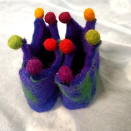 Παντοφλάκια μωρού από φυσικό μαλλί με την τεχνική felt ξωτικό μωβ με χρωματιστά πον πον