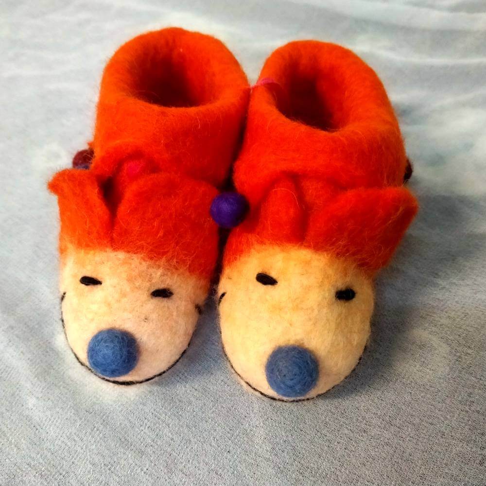 Παντοφλάκια μωρού από φυσικό μαλλί με την τεχνική felt πορτοκαλί ποντικάκι με χρωματιστά πον πον Παντοφλάκια μωρού από φυσικό μαλλί με την τεχνική felt πορτοκαλί ποντικάκι με χρωματιστά πον πον