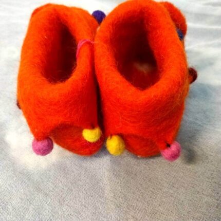 Παντοφλάκια μωρού από φυσικό μαλλί με την τεχνική felt πορτοκαλί ποντικάκι με χρωματιστά πον πον