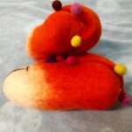 Παντοφλάκια μωρού από φυσικό μαλλί με την τεχνική felt πορτοκαλί ποντικάκι με χρωματιστά πον πον