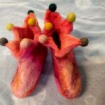 Παντοφλάκια μωρού από φυσικό μαλλί με την τεχνική felt ξωτικό ροζ με χρωματιστά πον πον