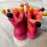 Παντοφλάκια μωρού από φυσικό μαλλί με την τεχνική felt ξωτικό ροζ με χρωματιστά πον πον