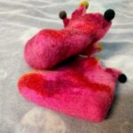 Παντοφλάκια μωρού από φυσικό μαλλί με την τεχνική felt ξωτικό ροζ με χρωματιστά πον πον