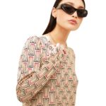 Φόρεμα με μακρύ μανίκι και στρογγυλή λαιμόκοψη σε λευκό χρώμα με γεωμετρικά μοτίβα εβαζέ κοντό από βισκόζη της ισπανικής εταιρείας Xantik