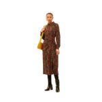 Μακρύ φόρεμα με μανίκι γιακά και κουμπιά στο μπροστινό μέρος και κόμπο χαμηλά αριστερά στη μέση σε καφέ χρώμα της εταιρίας xantik 