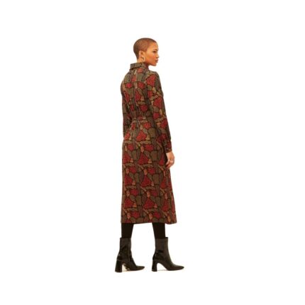 Μακρύ φόρεμα με μανίκι γιακά και κουμπιά στο μπροστινό μέρος και κόμπο χαμηλά αριστερά στη μέση σε καφέ χρώμα της εταιρίας xantik