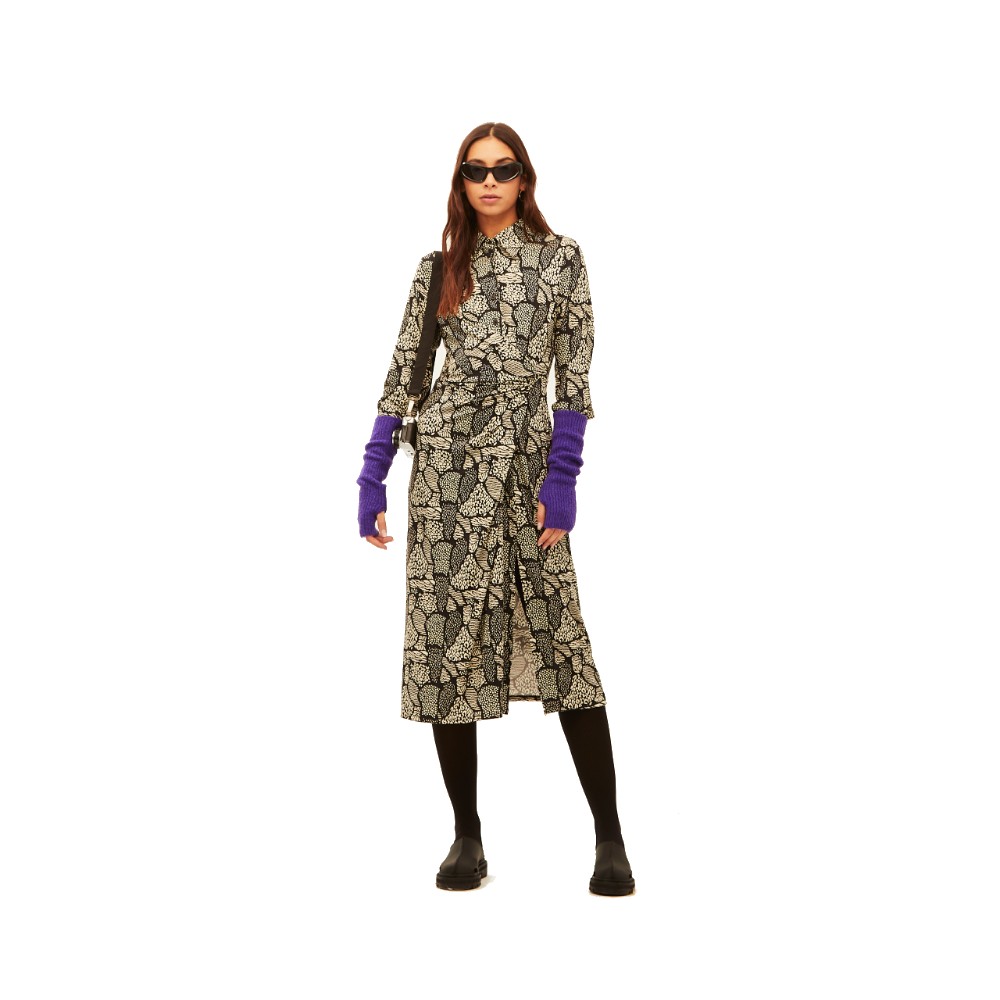 dr-029-263-a-vestido-lapell-white-and-black-dress Φόρεμα μακρύ με γιακά λαπιέλ και κουμπιά το μπροστινό μέρος και σούρα κάτω αριστερά στην μέση σε λευκό χρώμα και με μαύρα μίνιμαλ σχέδια της εταιρίας Xantik