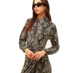 Φόρεμα μακρύ με γιακά λαπιέλ και κουμπιά το μπροστινό μέρος και σούρα κάτω αριστερά στην μέση σε λευκό χρώμα και με μαύρα μίνιμαλ σχέδια της εταιρίας Xantik