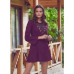 Μίνι φόρεμα με μακρύ μανίκι καμπάνα εποχής 70s λουλούδια κεντητά στο στήθος σε μπορντό απόχρωση