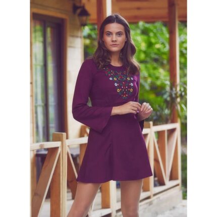 Μίνι φόρεμα με μακρύ μανίκι καμπάνα εποχής 70s λουλούδια κεντητά στο στήθος σε μπορντό απόχρωση