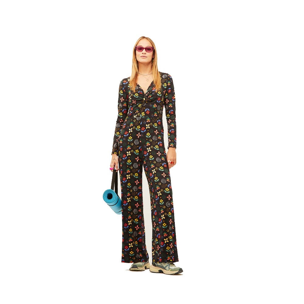 js-38012-256-a-knot-jumpsuit-black-garden Ολόσωμη γυναικεία φόρμα σε μαύρο χρώμα με λαιμόκοψη και σχέδιο λουλούδια ρετρό από βισκόζη και ελαστάν μακρύ μανίκι της Ισπανικής εταιρείας Xantik .
