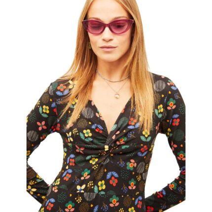 Ολόσωμη γυναικεία φόρμα σε μαύρο χρώμα με λαιμόκοψη και σχέδιο λουλούδια ρετρό από βισκόζη και ελαστάν μακρύ μανίκι της Ισπανικής εταιρείας Xantik .